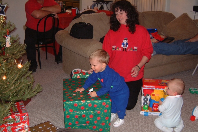 Hildebrand Christmas ScreenSaver/800x600_2000-12-21-16  Chance tries to open.jpg